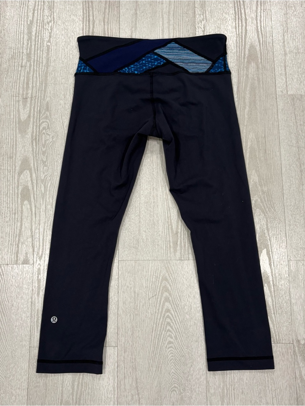 Lululemon Crop Leggings (Black with Blue Patterned Waistband) size 6